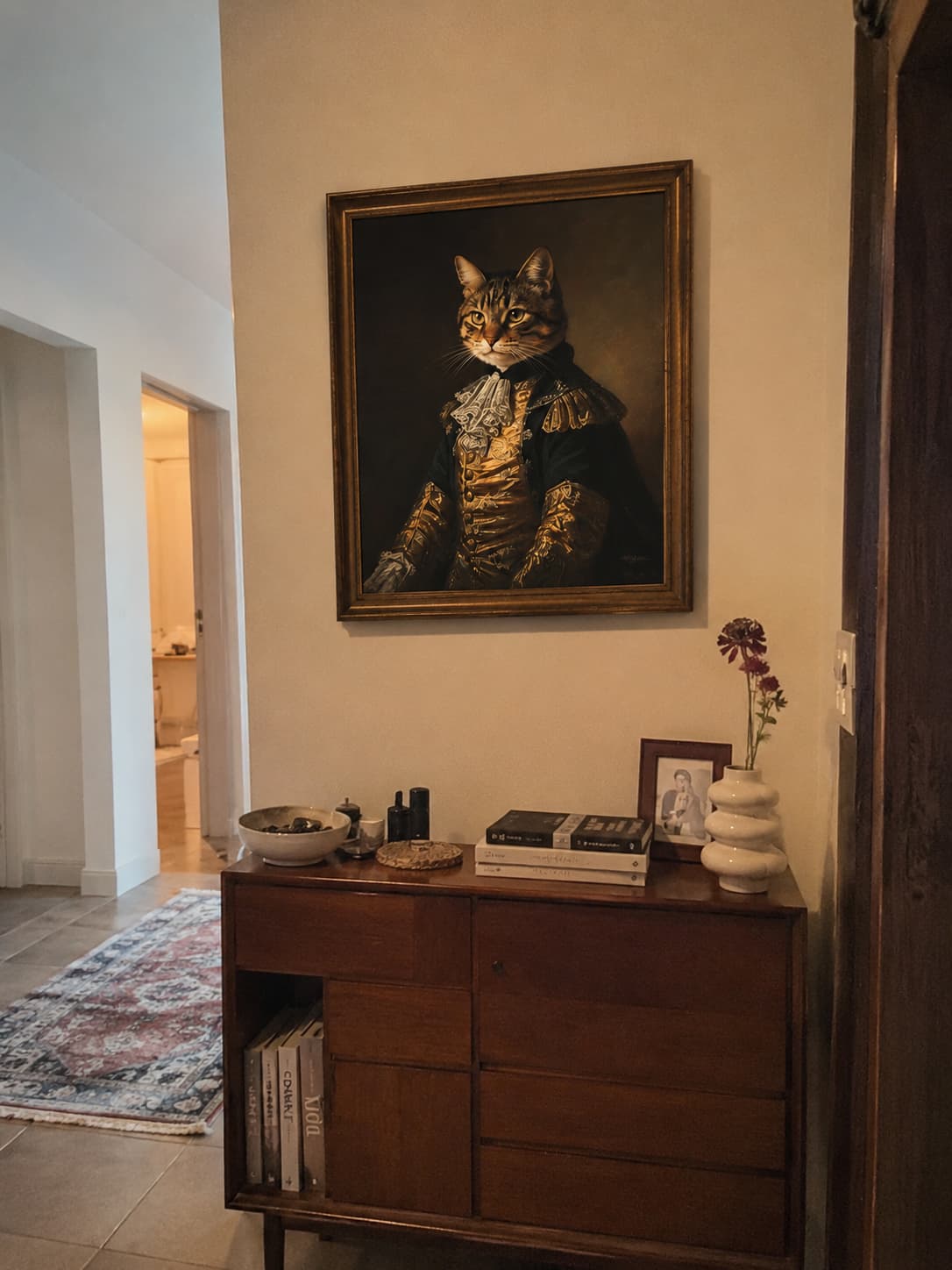 Portret ljubimca u toplom enterijeru